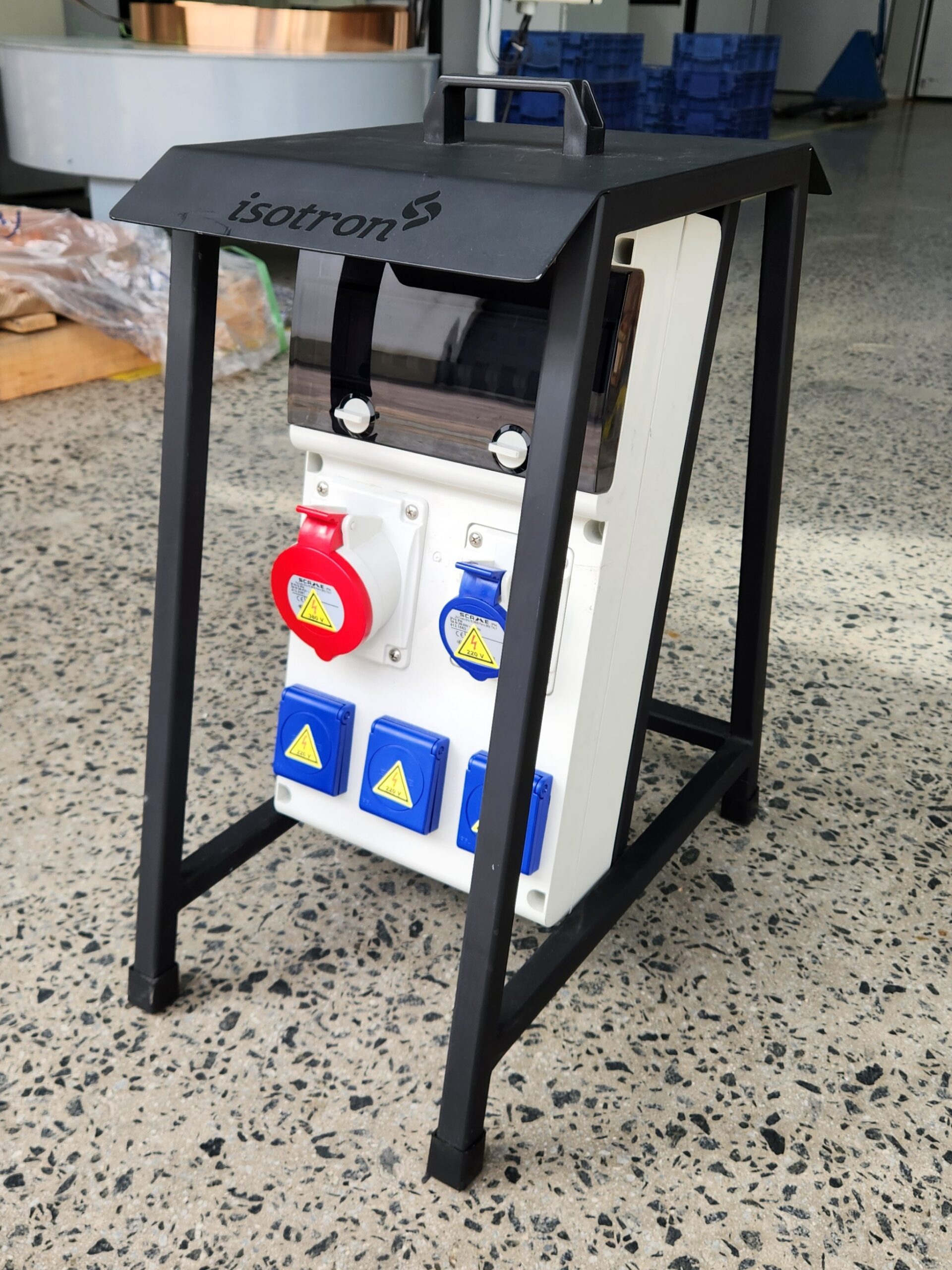 Quadro Robô de Tomadas com cavalete e pingadeira Isotron - robô de tomadas 5 saídas IP66 para canteiro de obras