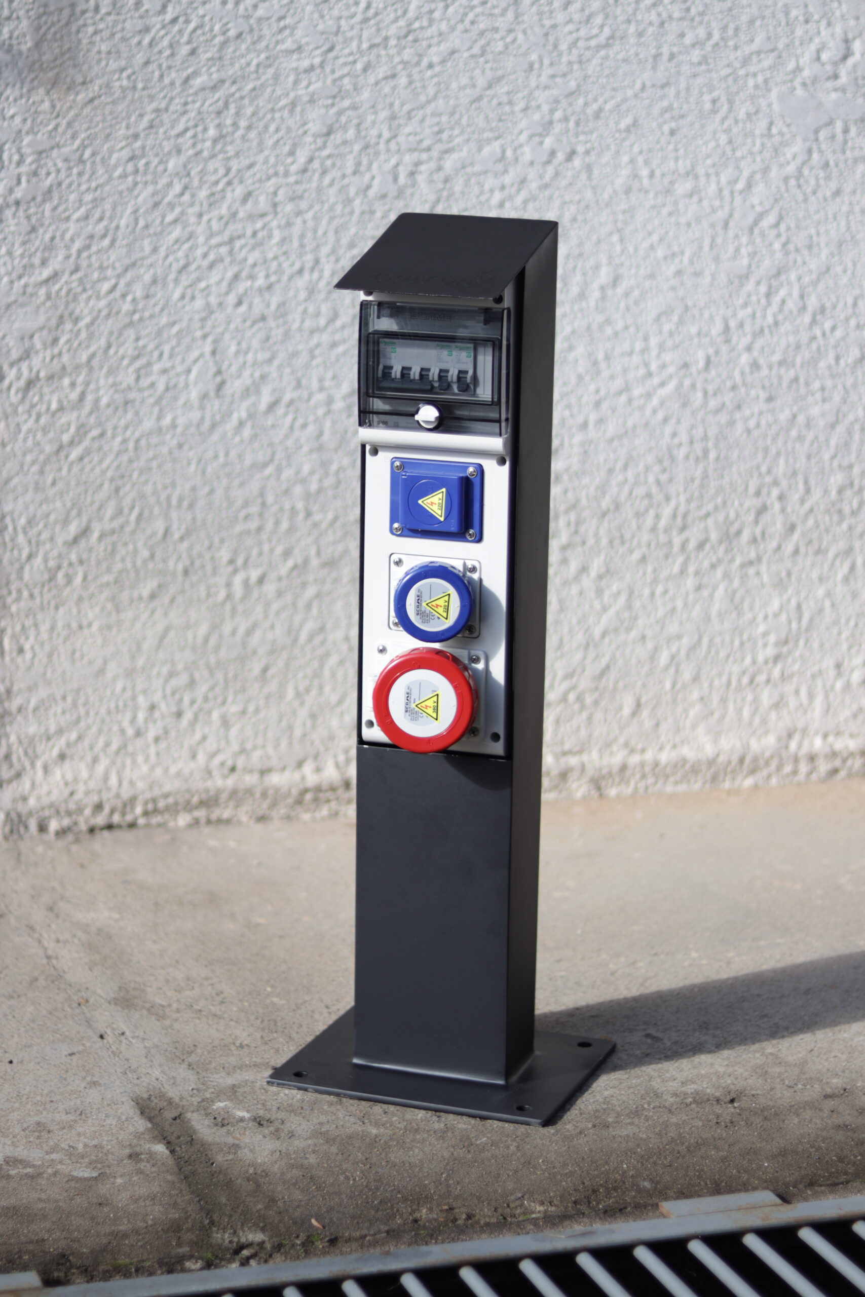 Torre de Tomadas Fixa Isotron 3 saídas - quadro de tomadas para instalação permanente externa em estacionamentos e pátios industriais